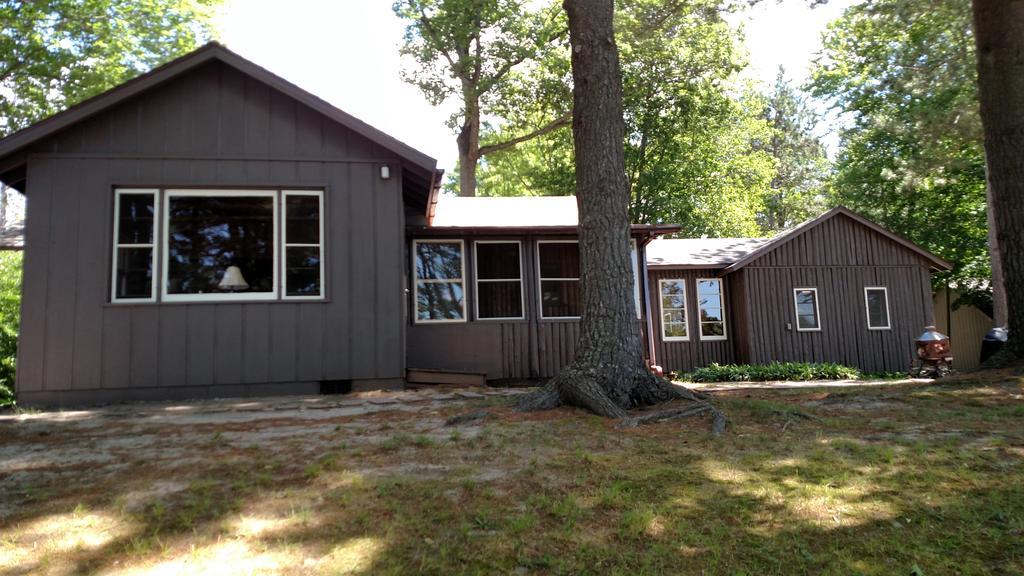 Log Cottage On Blue Lake Kalkaska Exterior photo