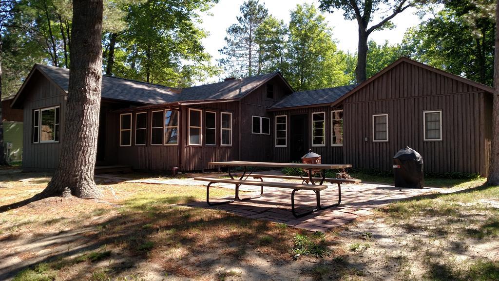 Log Cottage On Blue Lake Kalkaska Exterior photo