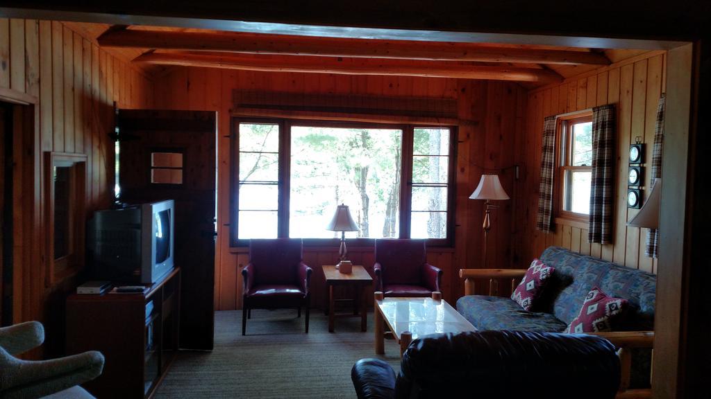 Log Cottage On Blue Lake Kalkaska Exterior photo